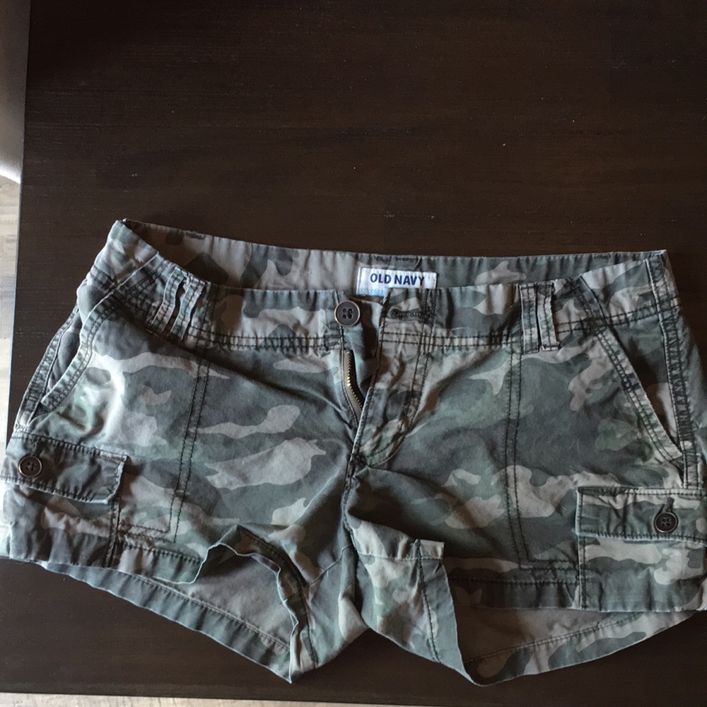 Old Navy ladies camo cargo shorts size 4